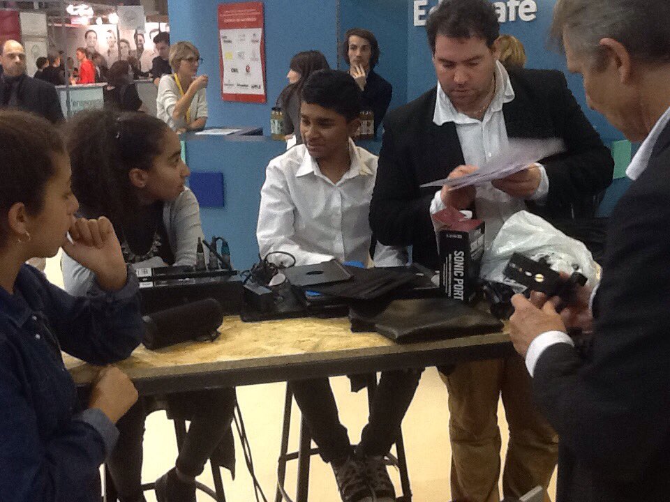 reseau_canope's tweet image. #ClemiJDD16 Préparation du studio Tv #SalonEduc2016 MS