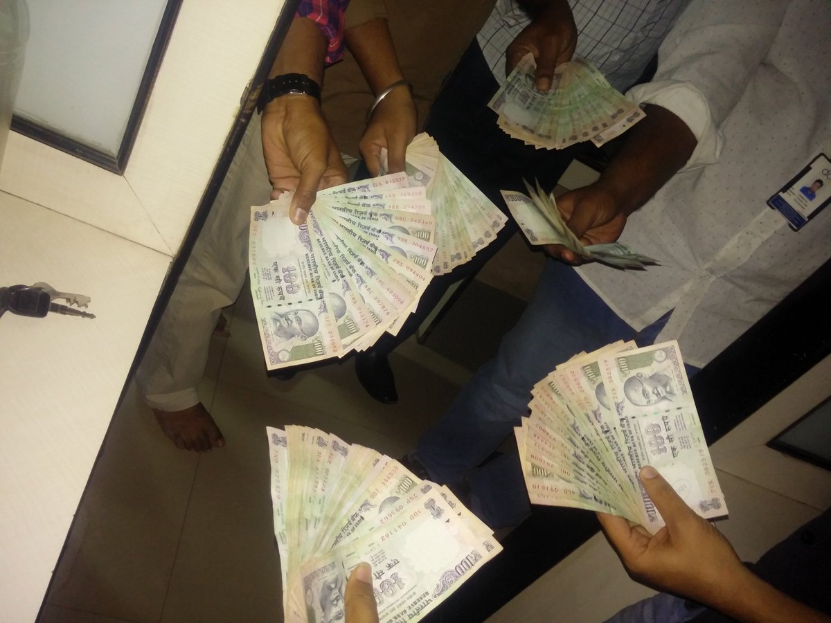 krishnasuriya's tweet photo. Cash in need is a cash indeed... #current #situation #demonetization #effect https://t.co/709CBP8tnY