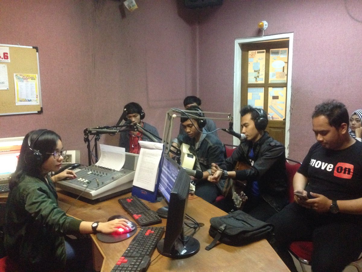 #AKUSTAR bareng <a href="/ririolia/">riri</a> bakalan seru - seruan sama <a href="/AIMTHEEND_MDN/">#WANITATERINDAH</a> kupingin starmania!