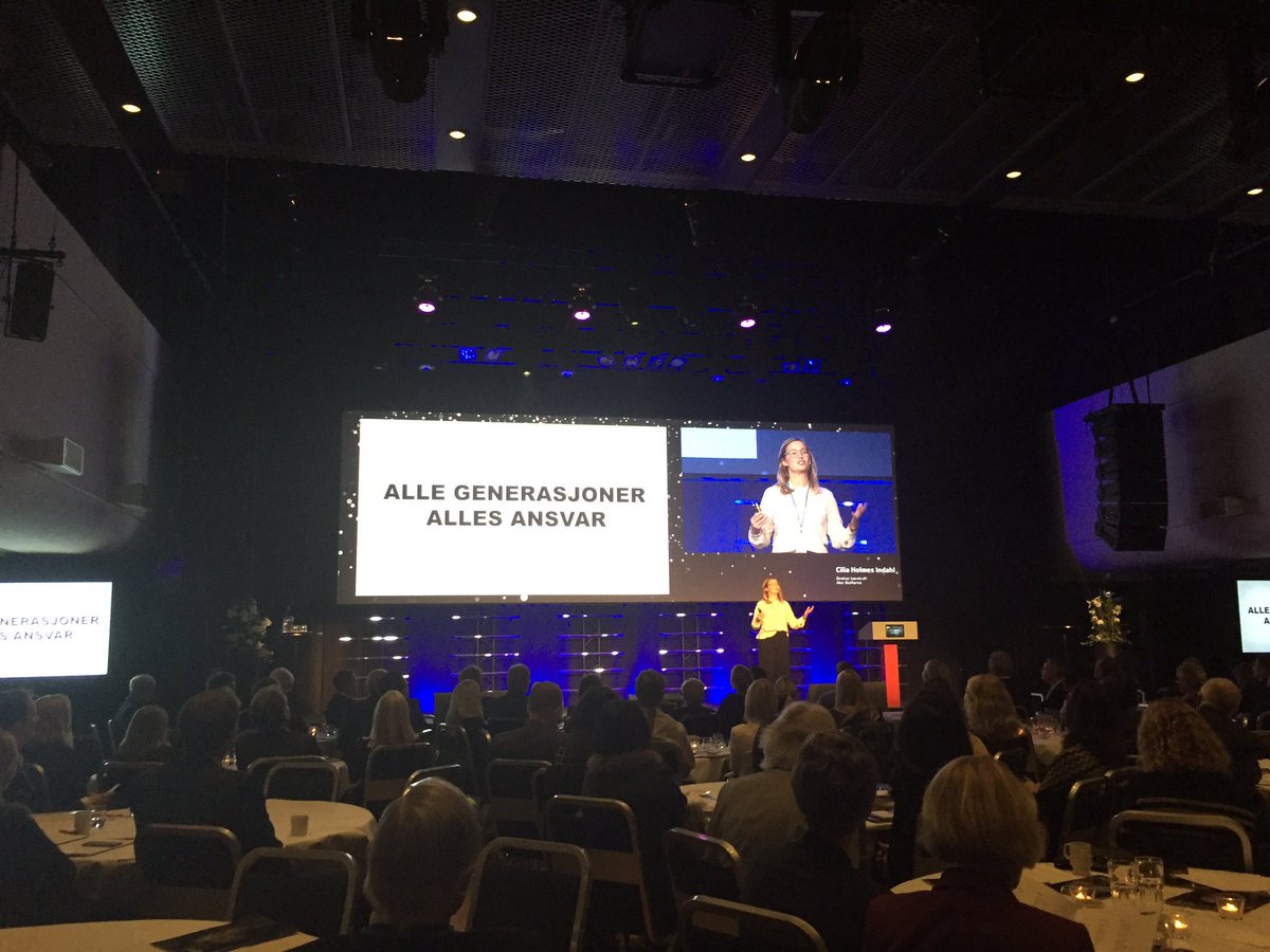 Cilia H. Indhal sikrer bildebevis av alle i salen som rekker opp hånden på at de vil nå #bærekraftsmålene. #BNmøte #UNGleder