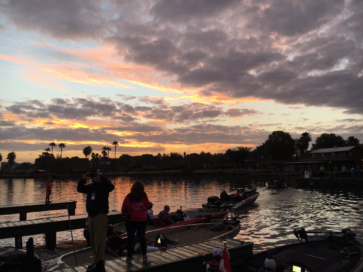 CaliBassNation's tweet photo. Nice sunrise! #bassnation #lakeconroe #captureconroe https://t.co/n5e1YKZFP2