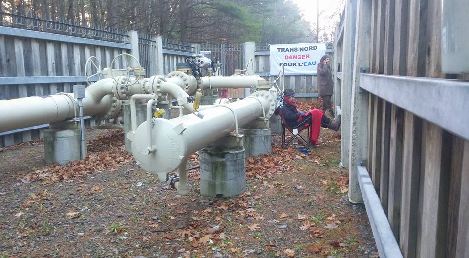 patbonin's tweet photo. Des écologistes bloquent une valve du pipeline #TransNord à Oka #STopTransNord #eau #déversement #polqc #polmtl https://t.co/jrcIxtMfpN https://t.co/TueQ6a76Ra