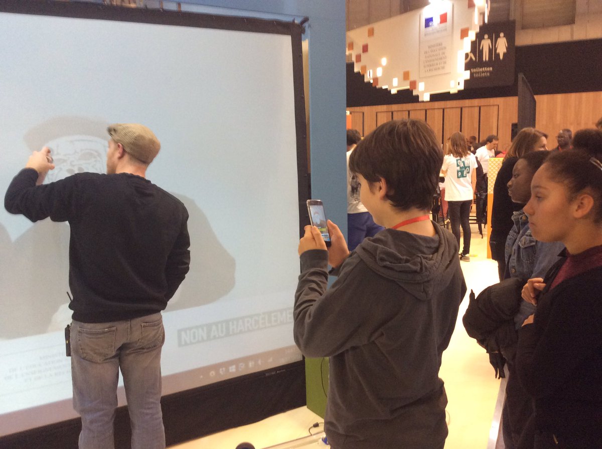 education_gouv's tweet image. Un groupe d'élèves prépare un reportage sur le #SalonEduc2016 via le #Snaptchat du ministère snapchat.com/add/educationf…