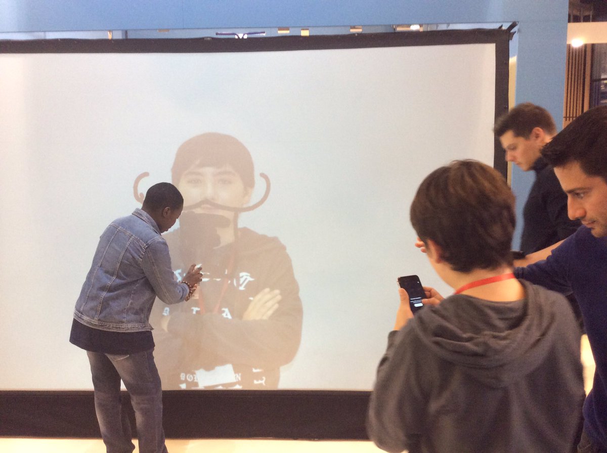 education_gouv's tweet image. Un groupe d'élèves prépare un reportage sur le #SalonEduc2016 via le #Snaptchat du ministère snapchat.com/add/educationf…