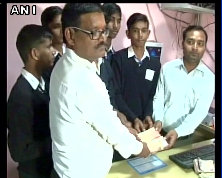ANINewsUP's tweet photo. Hardoi (UP): School children deposit Rs 73000 in form of small denomination notes from their piggy bank to help people https://t.co/wxy5GDcMqG