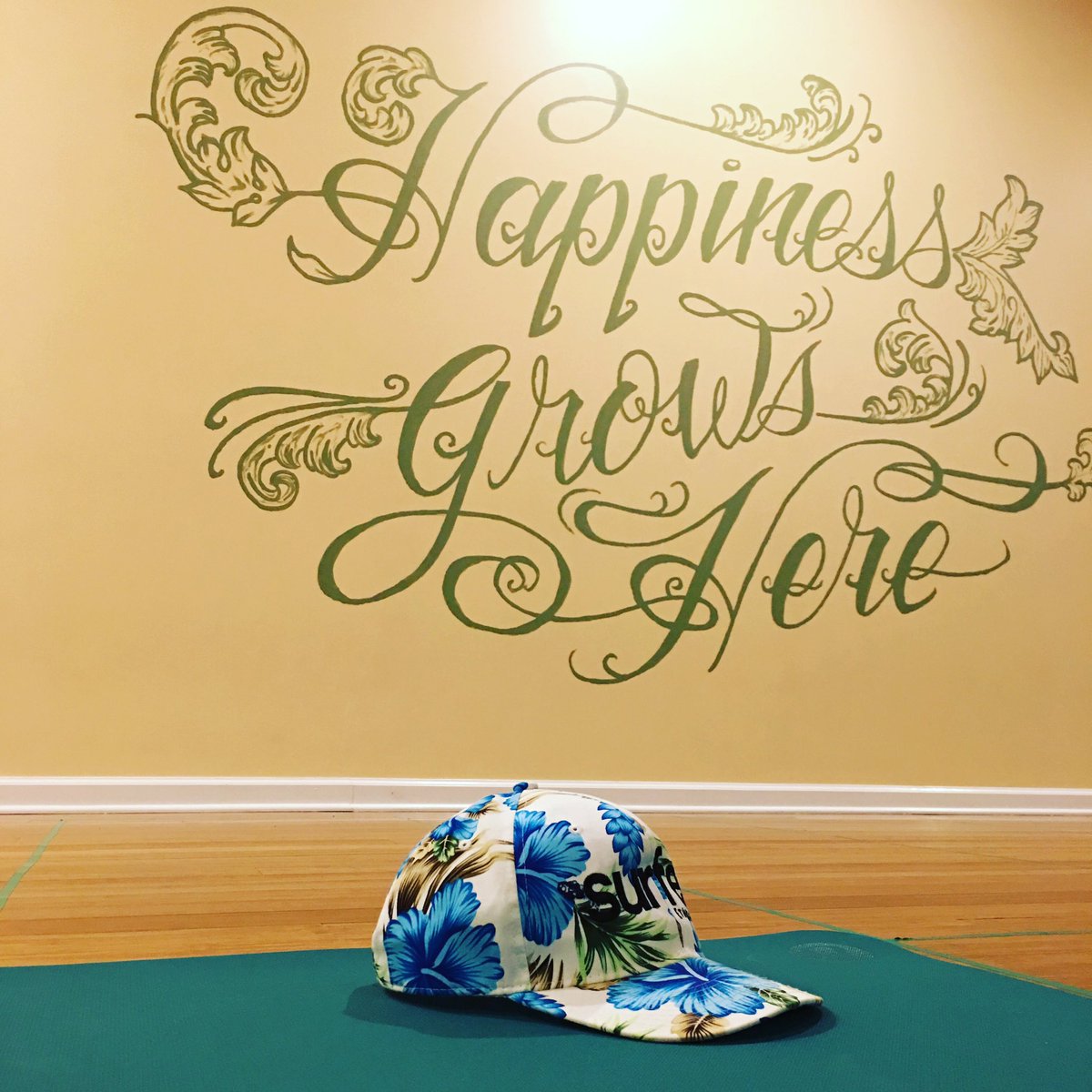 williamhaggerty's tweet image. Happy AlohaFriday! Or aFLOWhaFriday! Yoga flow all day sunrise to sunset #GrowYoga #surferthebar #thesweatlife @SurferTheBar @lululemonmen