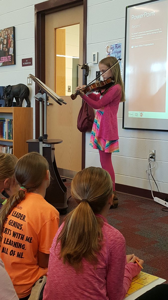 StacieLynn2000's tweet photo. Ss sharing their passion projects. Such a great way to showcase the love of learning #lbteach #passionlearning https://t.co/yGCa0w7nEF