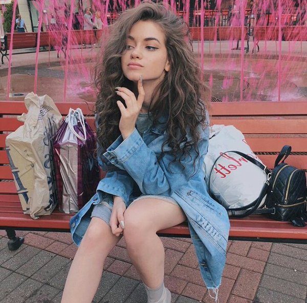 rpgrwd's tweet photo. -Dytto.
-Jelena Gray.
-17 ans.
-Bisexuelle. https://t.co/gtHWCtfV0v