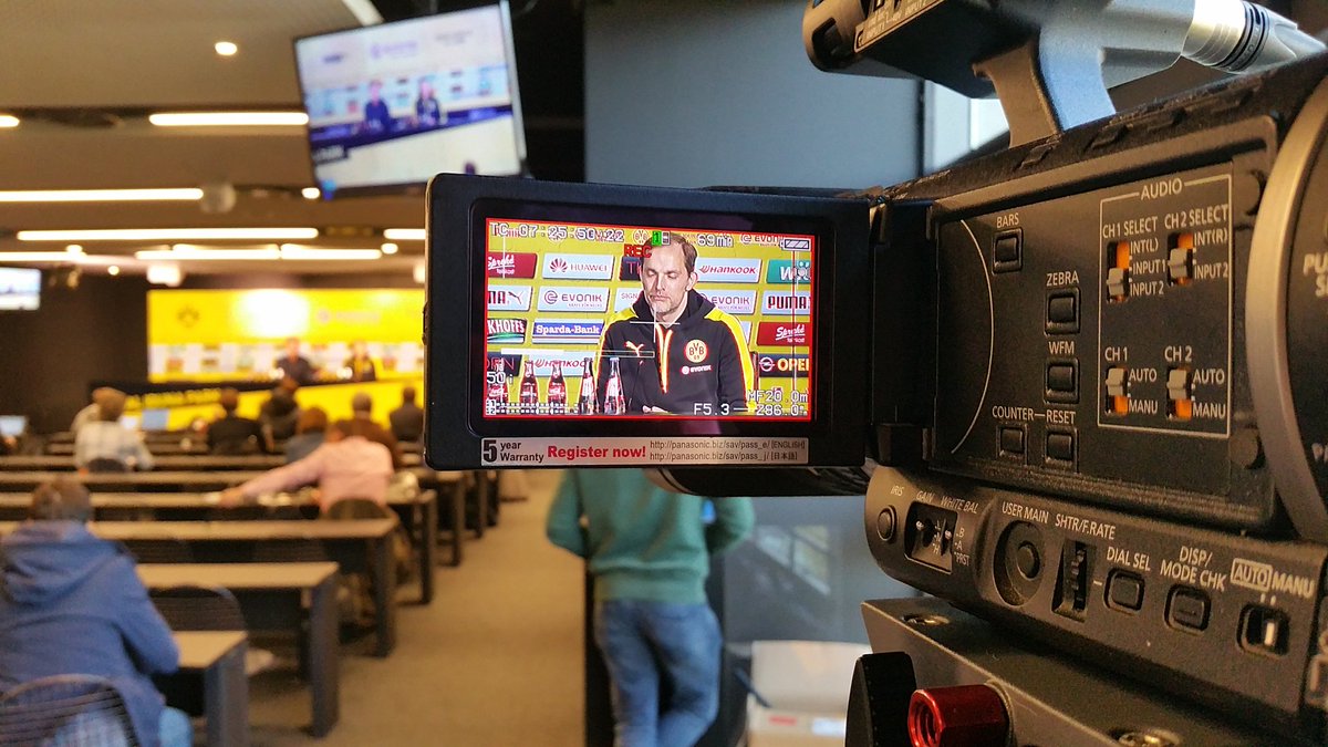 MaKeMedien's tweet photo. Heute vor dem Knaller gegen @FCBayern die PK @BVB mit #Tuchel #BVBFCB https://t.co/iwQgm5hS8B