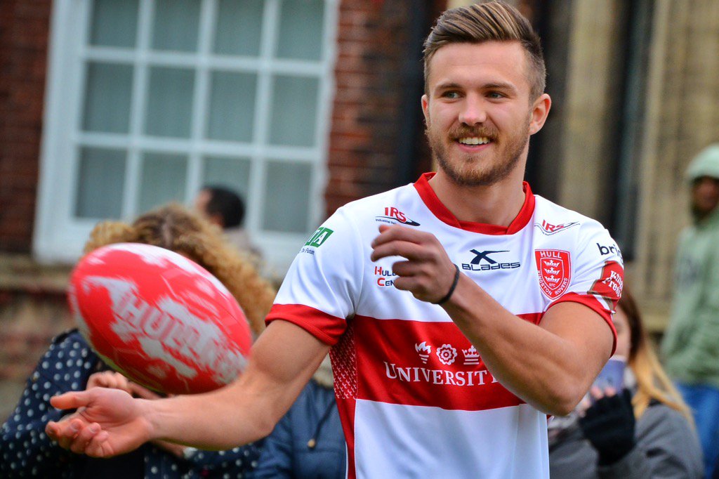 The new <a href="/hullkr_online/">Hull KR</a> home shirt reveal <a href="/UniOfHull/">University of Hull</a> today with help from a very special mascot! 😀 @Official_Rufus