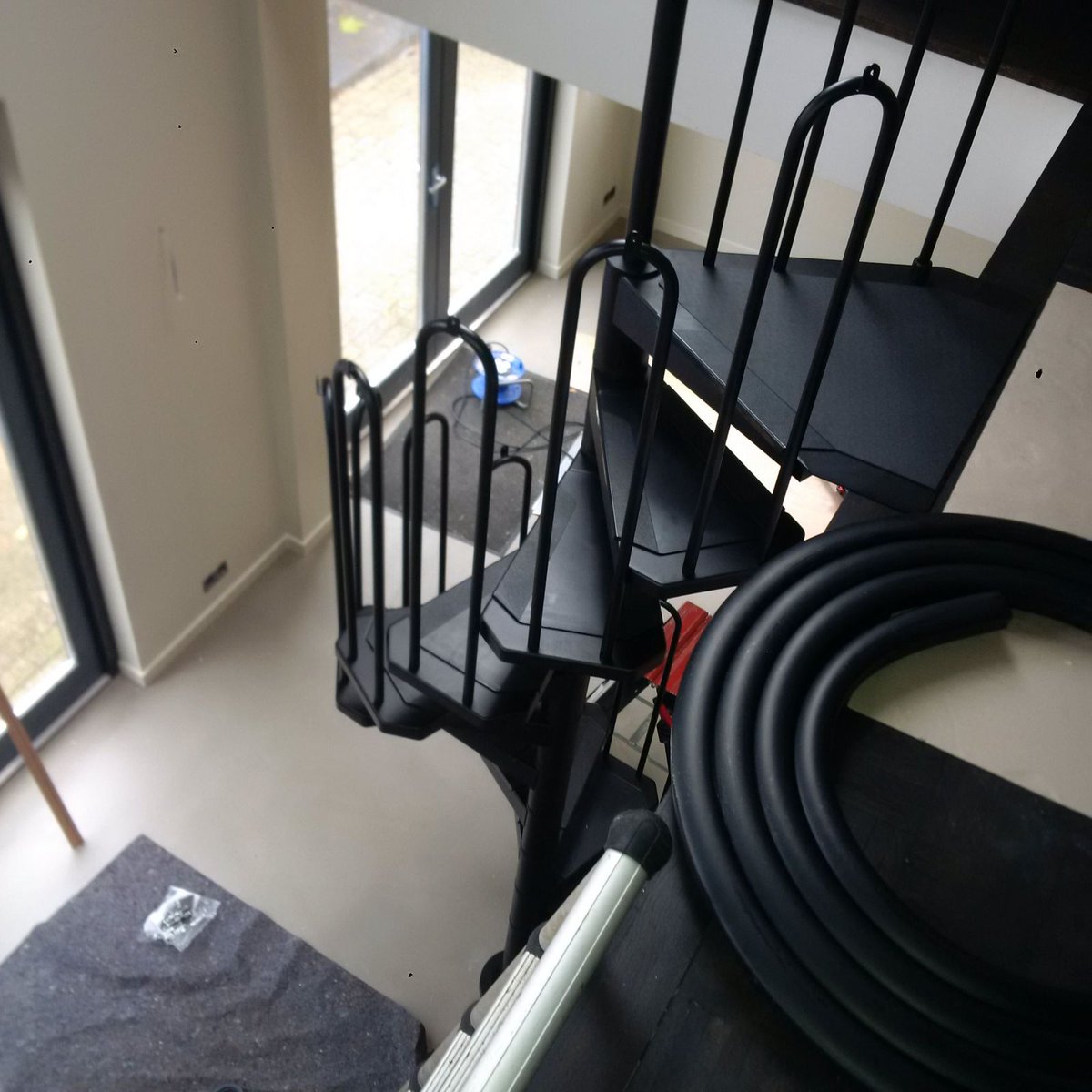 En weer een #trap geplaatst: de AF26 spiltrap in zwart met een diameter van 110 cm als oploop naar een vide.
