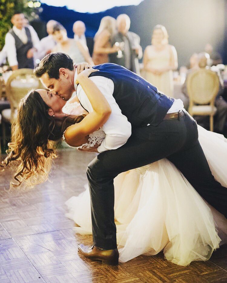 WeddingAdvisor's tweet photo. picture perfect moment💋 [📷:@weddingwire]
#kiss #wedding #weddingideas #weddingphotography #weddingphotographer #weddingreception #love https://t.co/bKKDsCEfaC