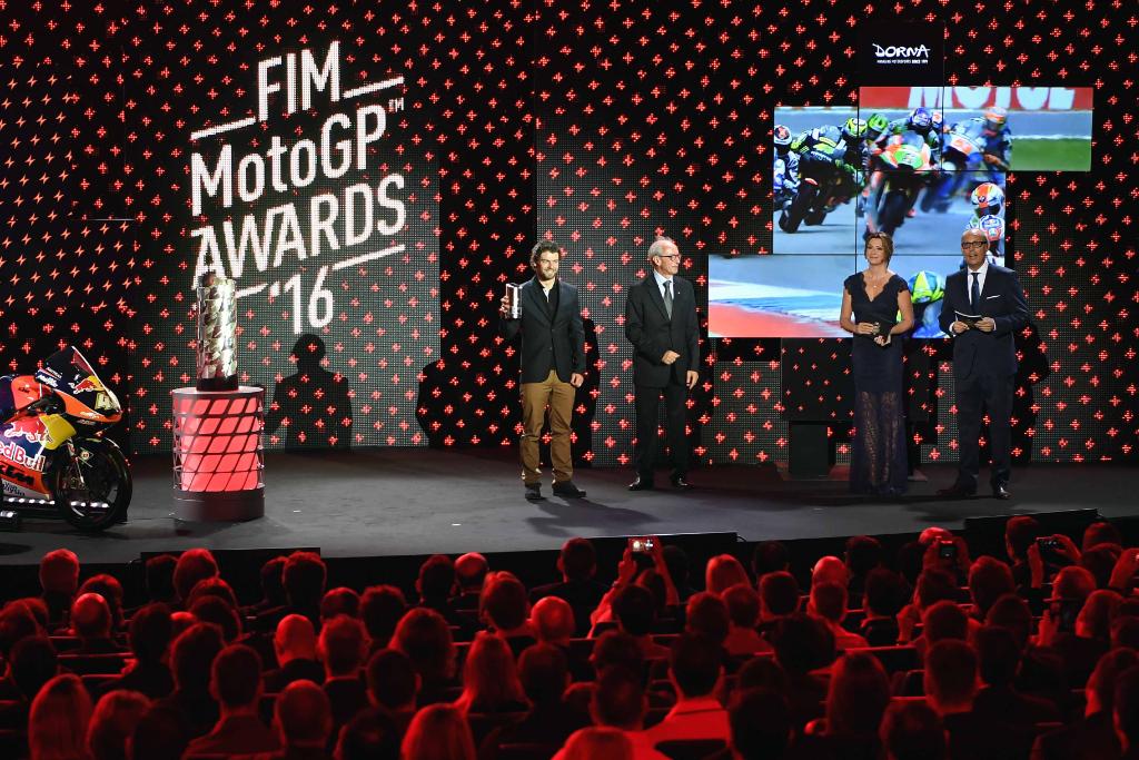 Big honor for <a href="/calcrutchlow/">Cal Crutchlow</a>  ! The #CastrolPOWER1-powered <a href="/LCRHondaTeam/">LCRHondaTeam</a>  star won the FIM MotoGP Award as Top Independent Team rider 2016