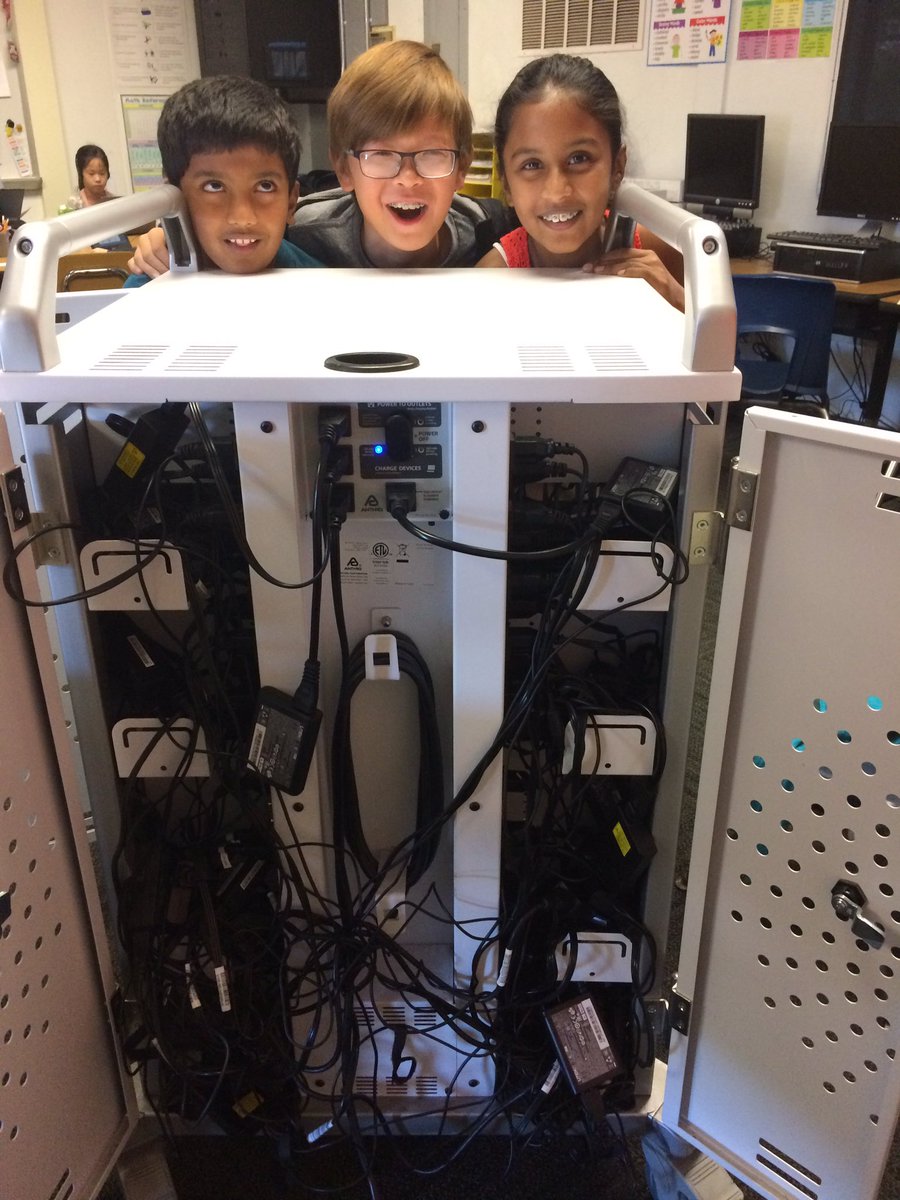 EricaHecht1's tweet photo. Members of Baldwin Stocker's Technology Leadership Club (TLC) hard at work &amp; happy to help! @ArcadiaUnified https://t.co/LTjmkZPghQ