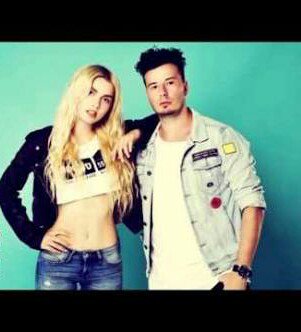 16 yaşinda evlenirse Cocuk gelin olur ama16 yasında yari çiplak dans ederse ve sevgilisi  olursa Sanat olur. SANATİNİZ BATSIN :😬😬😬😬