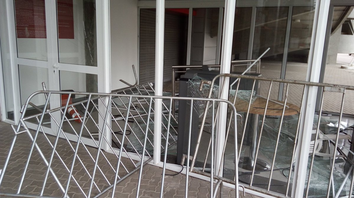 Mas perigo mesmo para o público presente no estádio é a Carol no campo... Isso aqui é "só um protesto". Foto do Correio do Povo.