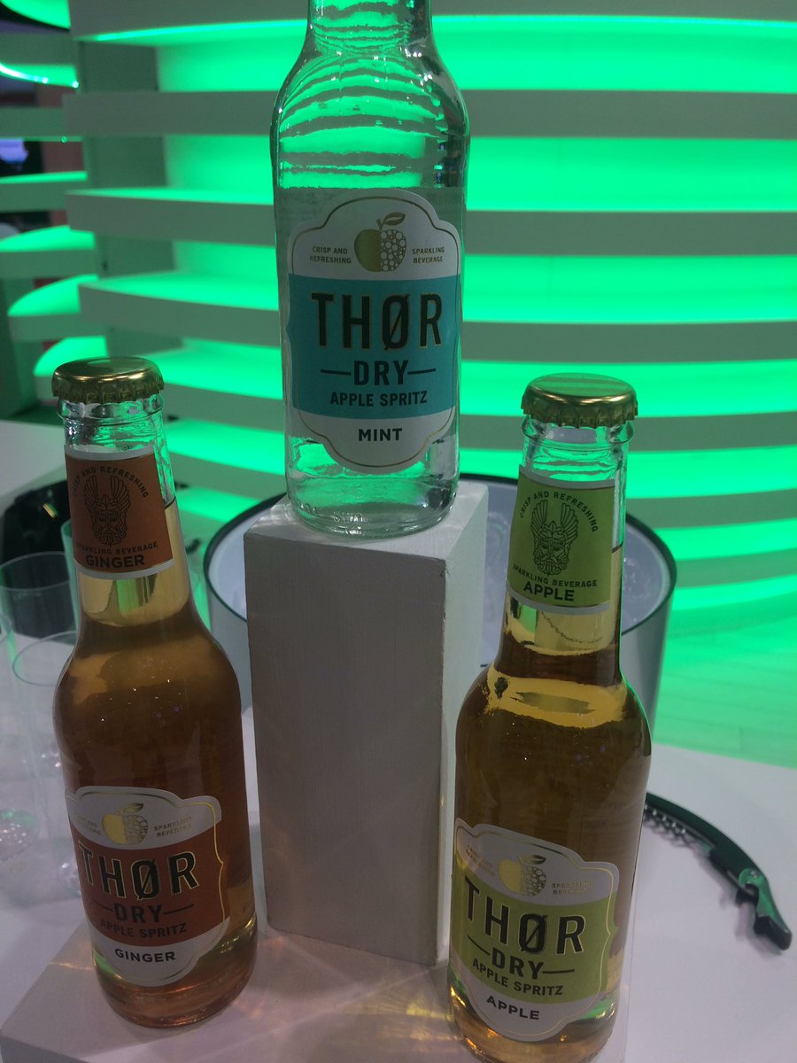 FlicEvents's tweet image. Lots of yummy apple drinks on the @DenplanPHP stand - F30 🍏🍏