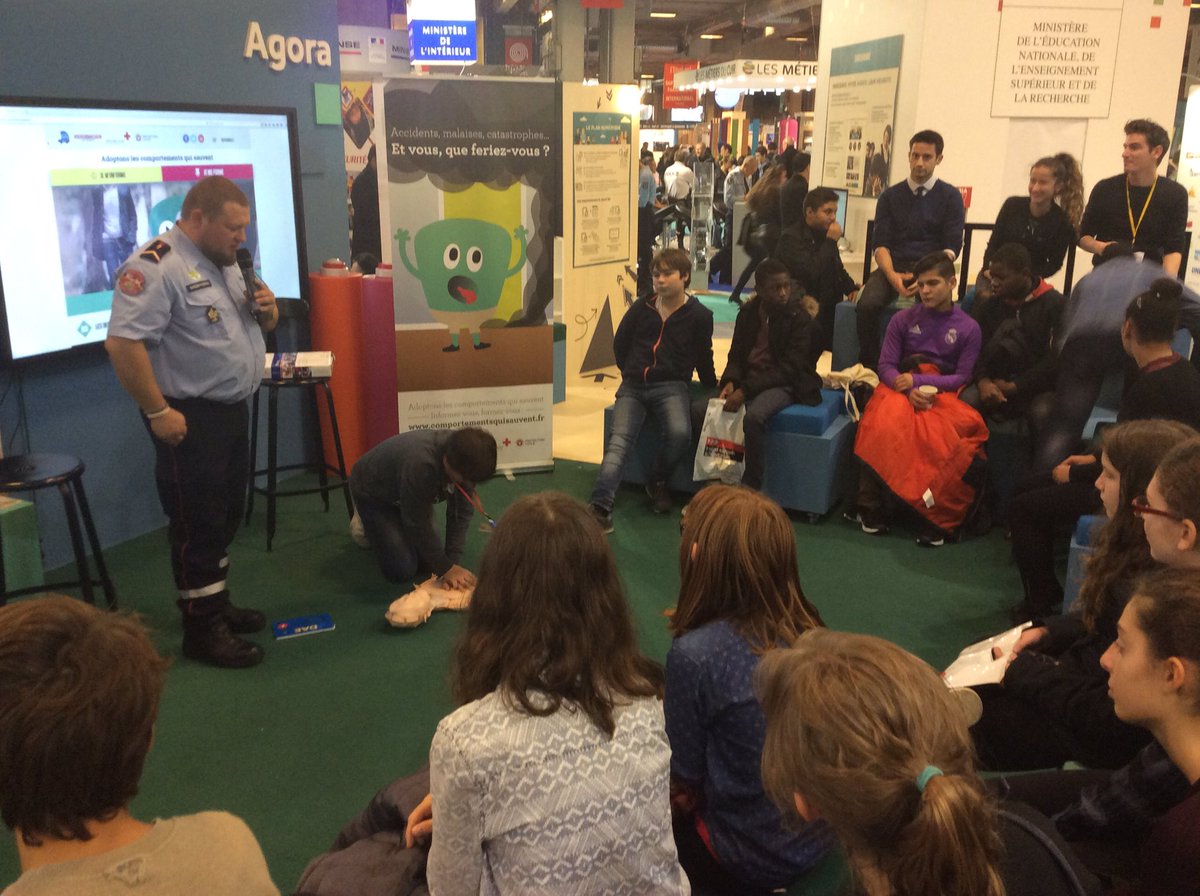 education_gouv's tweet image. Les élèves apprennent les gestes qui sauvent avec @PompiersFR, ambassadeurs de #Réservecitoyenne ! #SalonEduc2016