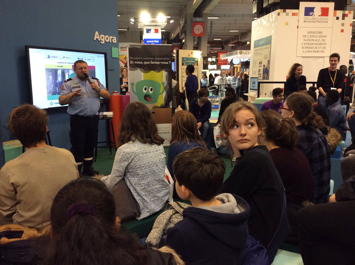 education_gouv's tweet image. Les élèves apprennent les gestes qui sauvent avec @PompiersFR, ambassadeurs de #Réservecitoyenne ! #SalonEduc2016