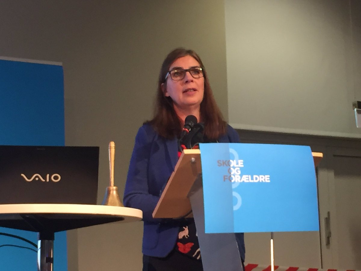 BASkotte's tweet photo. Så byder @MetteWithH velkommen til Landsmødet i Skole og Forældre #sogf16 spændende program i vente for et æresmedlem 😉 https://t.co/HDCqCgwaYl