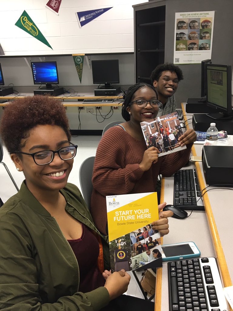 roberto1086's tweet photo. Freedom High School students getting their college applications in! #VCAW #IAPPLIED @SCHEVnews https://t.co/7TPOpTTezM