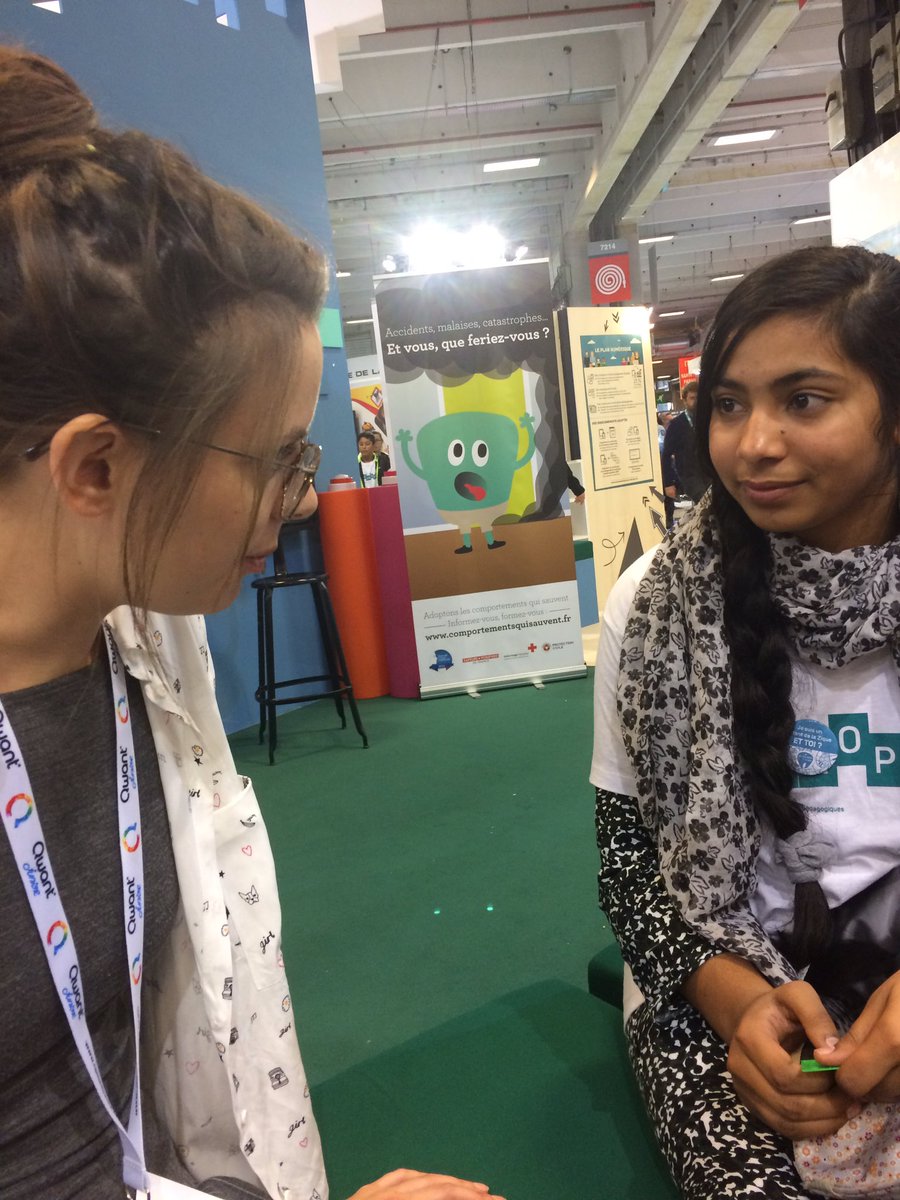 reseau_canope's tweet image. Les jeunes interviewent La youtubeuse Emilie de @MissB_ook #ClemiJDD16 #SalonEduc2016
