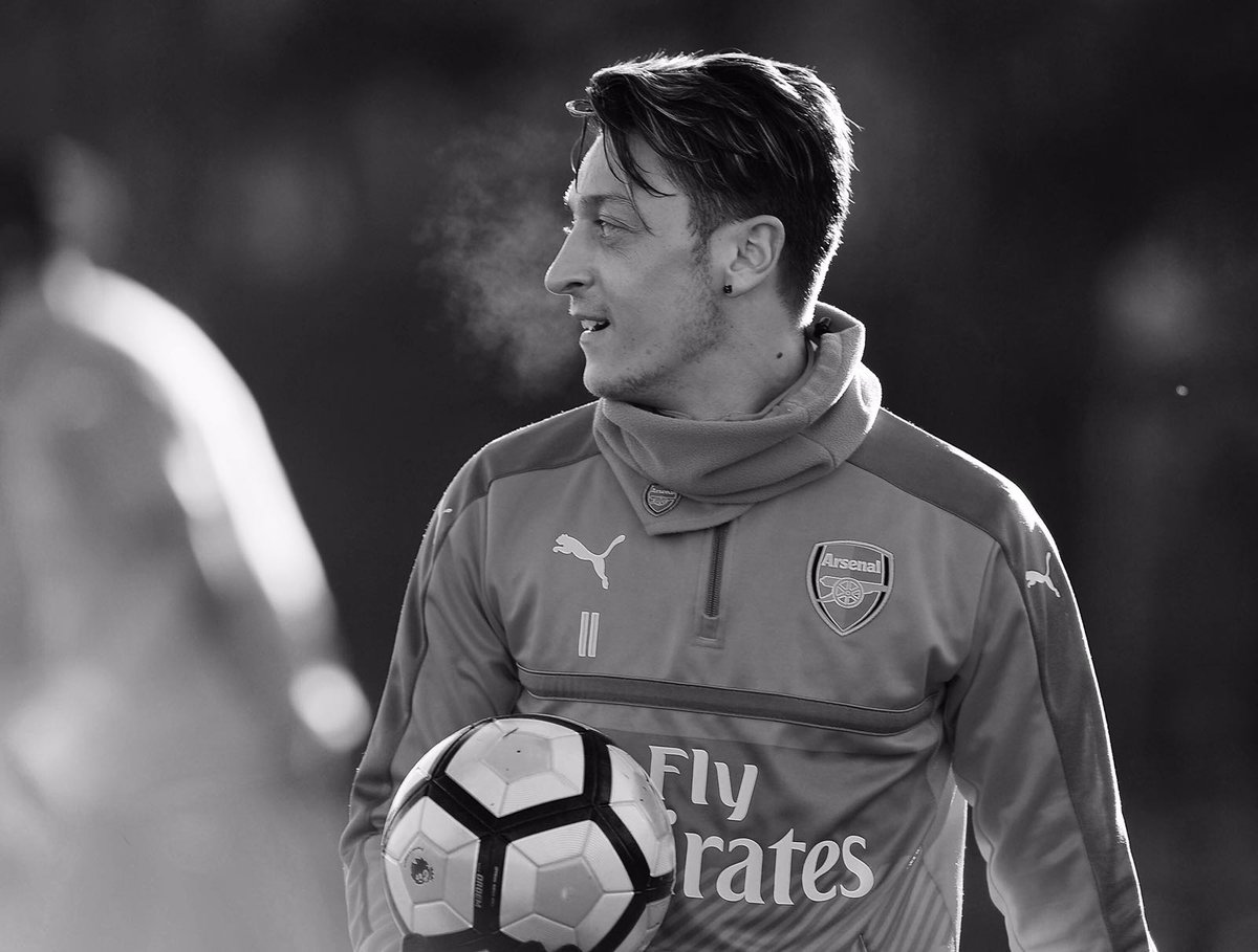 M10's tweet image. The countdown begins ... ⏳💥⚽ #training #MUFCvAFC #YaGunnersYa #OldTrafford @Arsenal @premierleague