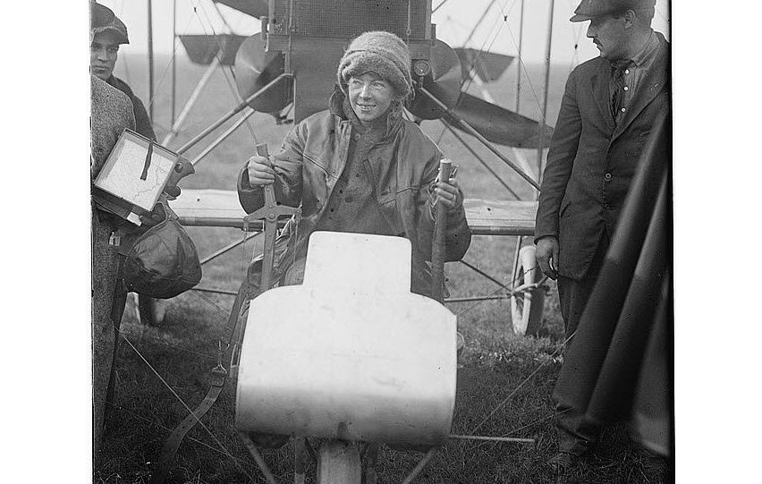 FAANews's tweet photo. 100 years ago: Ruth Law Oliver broke the long distance record, flying 590 miles non-stop from Chicago to New York. #FlashbackFriday https://t.co/JnkxeraBw7