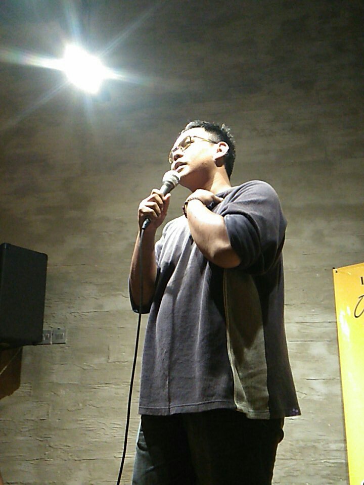 StandUpJAKBAR's tweet photo. Dia kembali, @MFaizal_AS !!!!!
#OpenMicL4was #4TahunSUCJAKBAR https://t.co/8zXicuxuL0
