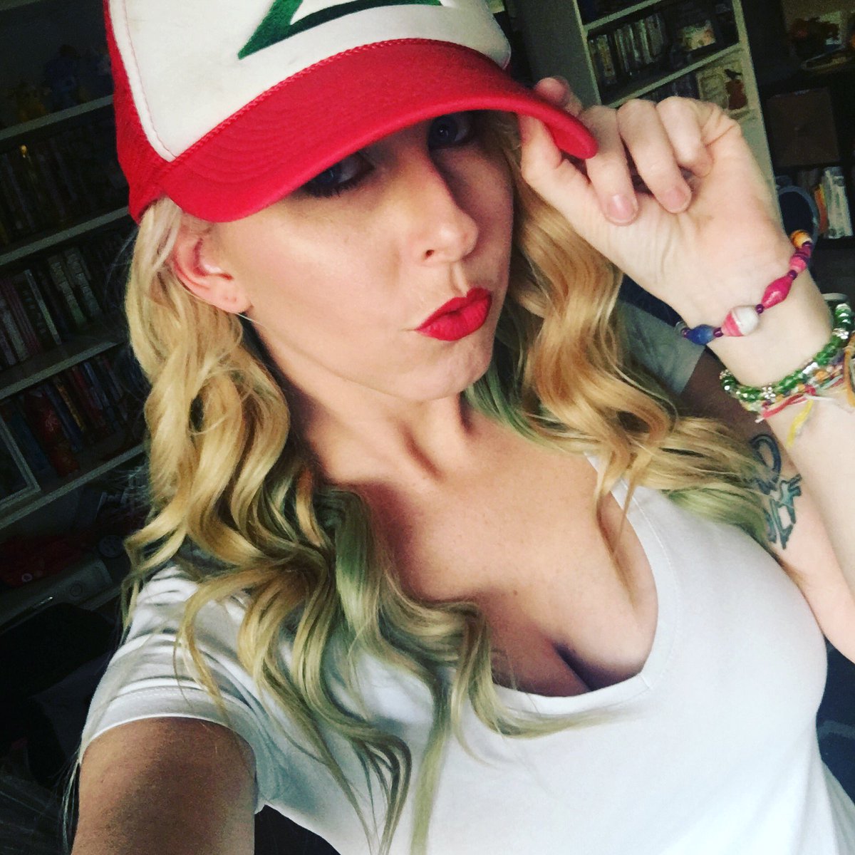 LolaFettCosplay's tweet photo. Sizzling lips 💋💋💋 #AshKetchum #PokemonSunMoon https://t.co/O2PQKvZNK7
