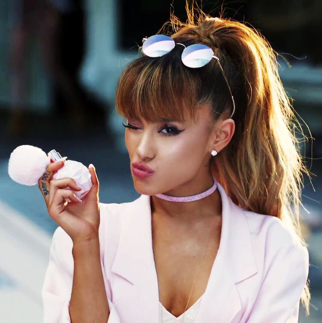 Team Grande France Deux Petits Icones Sur Ariana Pub Commerciale De Sweet Like Candy N Hesitez Pas A Vous Servir