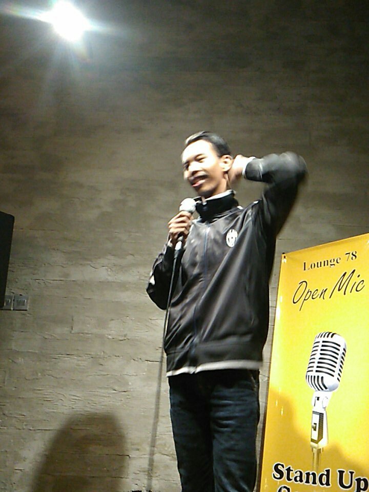 StandUpJAKBAR's tweet photo. Pandu memantapi pandu menopenmici ini dia @ngetweeterus a.k.a @PanduWinoto13 !!
#OpenMicL4was #4TahunSUCJAKBAR https://t.co/xfsssXoGup