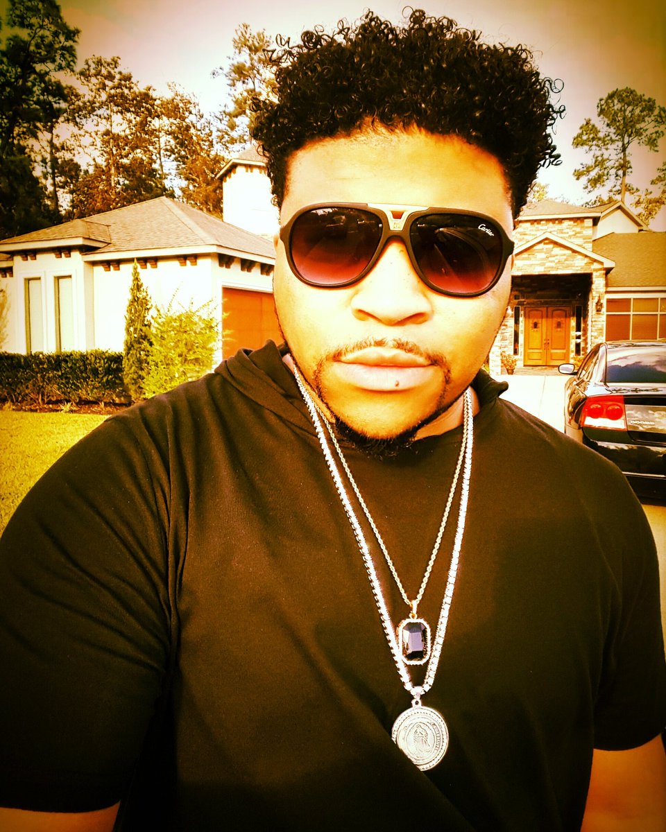 RoyaleMuzic's tweet photo. We stay #turnup at the house #TeamRoyaleMuzic definitely does it BIG!!!! #D5SS #SingorDie #SongzofLuv #CameHereToDo https://t.co/zNYEVallqO
