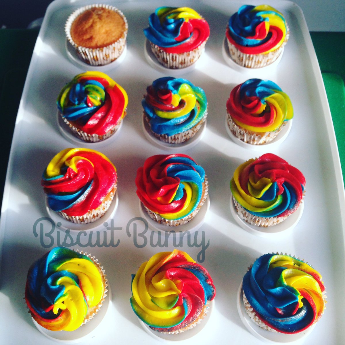 TheBiscuitBunny's tweet image. When you run out of icing with only one cupcake to go...
#BakersProblems #ChildrenInNeed #Fundraising #Homemade #tricolor #oneleftforme