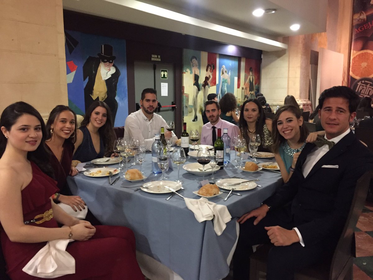 RobertUtrilla's tweet photo. @Carmen_Lomana te echamos de menos! (No mires a los que van sin americana π©)
#protocoloxIII #alfiljuvenil https://t.co/llvyIGIAOQ