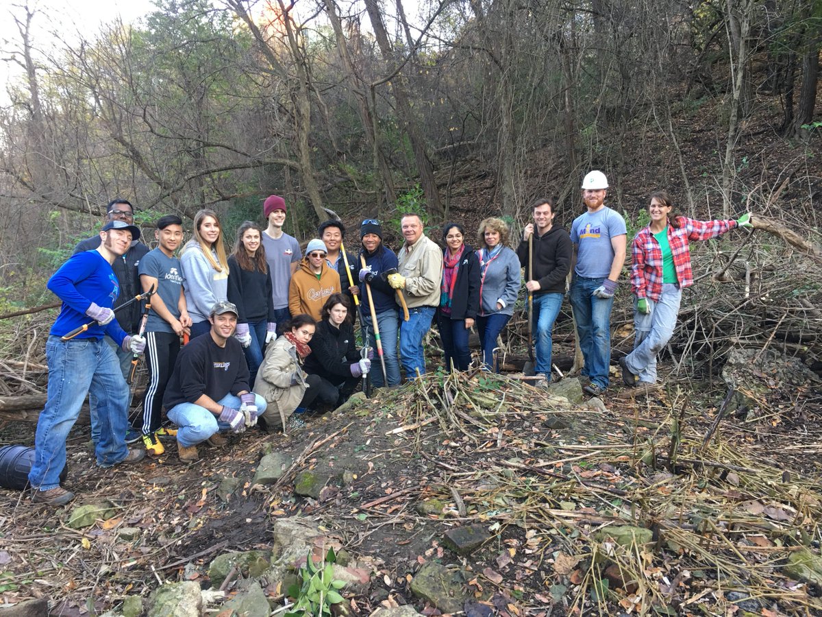 IdentifiedTech's tweet photo. Awesome autumn team volunteering day planting trees for @pittsburghparks https://t.co/e98FHUcpjv