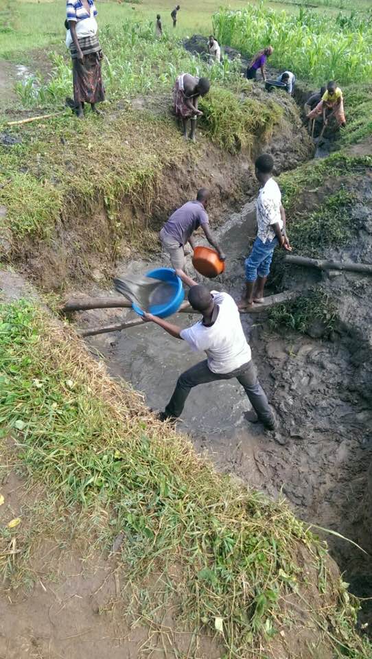 IZOMANZO's tweet photo. Keep the environment clean and the waters clear as crystal still about sanitary weekend laskt week in Mayuge Kigandalo Thanks @TUSENVULE https://t.co/AvYqEBkoIY