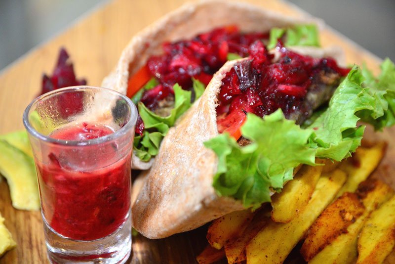 MundoVerde_SOS's tweet photo. "Nyam&Scram" se traduce como "comer y correr" y durante #RWJA2016 estos restaurantes ofrecen menΓΊs sencillos y ricos https://t.co/hu4Rix6YHF https://t.co/LuDfywRUZ2