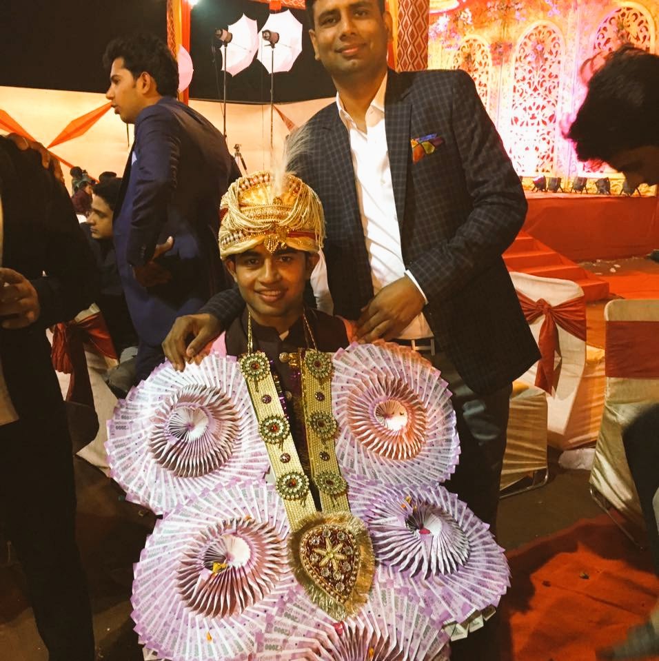 Djjpn's tweet image. जेटली जी हमें कहते हैं 25 हज़ार में शादी करलो लेकिन भाजपाई ₹2000 नए नोट की 5 लाख की माला पहन रहे हैं। हो गया काला धन समाप्त। #ModiNotMyPM