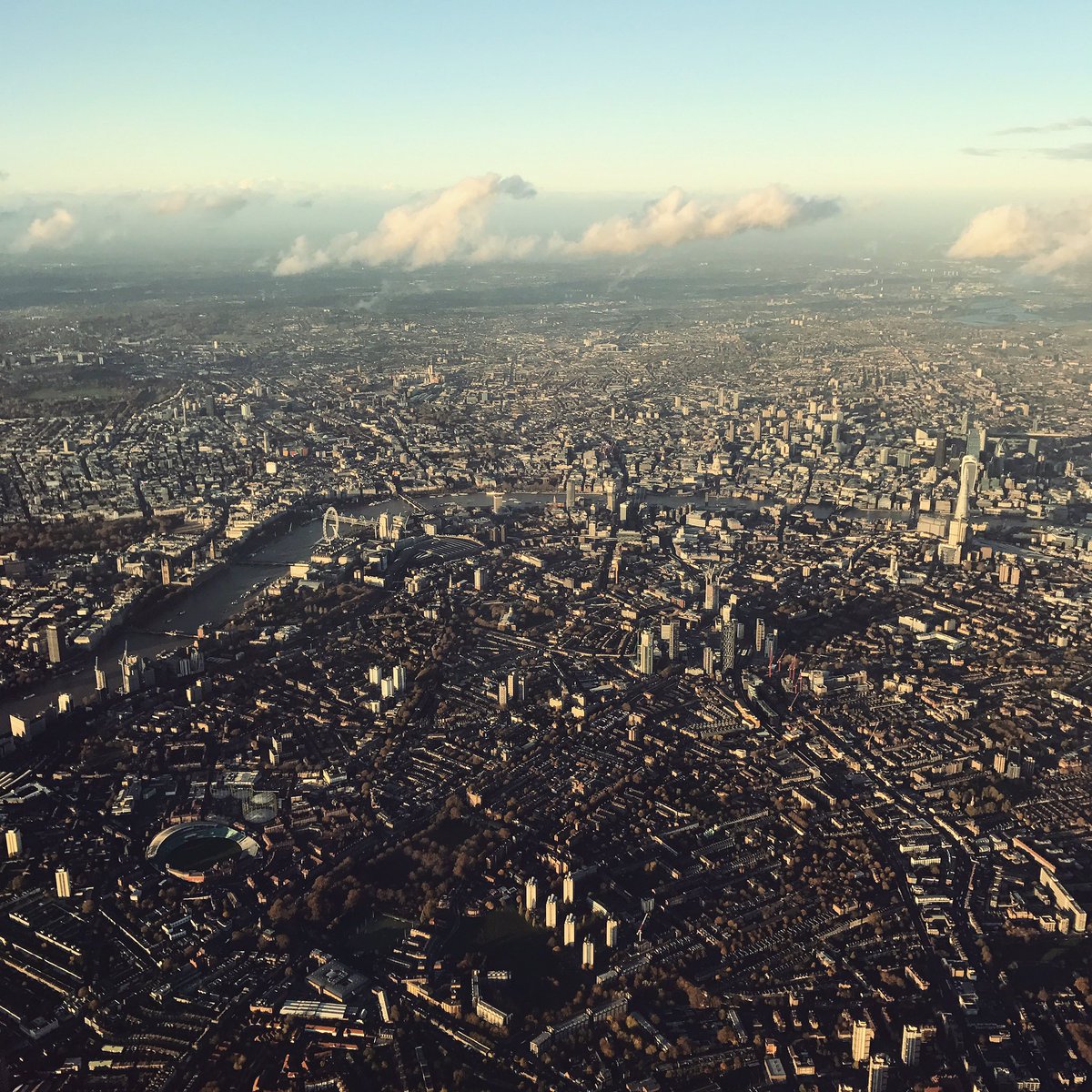 danielhowell's tweet photo. just touched down in london town https://t.co/38cobHjRc1 https://t.co/uNve8chJAd