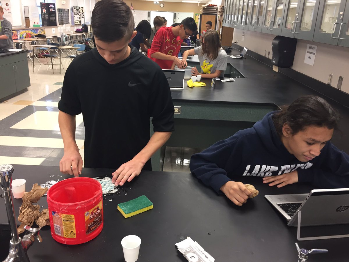 lizdierking1's tweet photo. Removing stains and learning about chemical reactions #usd475 #innovation #knowledgeforthefuture https://t.co/y1BLipJRfg