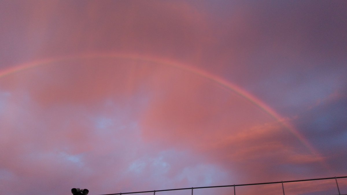 IWNFYCRS's tweet photo. Ce matin omg les gars j'arrive au lycee et dehors le ciel etait rose et bleu et y avait deux arc en ciel g cru gt au paradis https://t.co/yHTcyaokw7