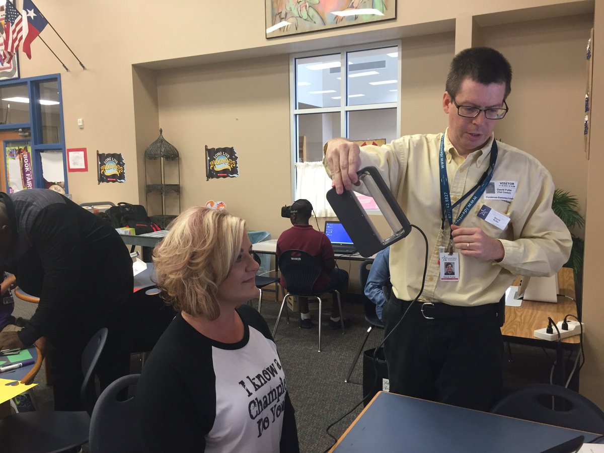 SAFE21stCentury's tweet photo. Ponderosa Principal, Ms. Swearingen, enjoys a  Lone Star College pop up Makerspace  with  Project SAFE students. https://t.co/qhgTPEZZE0