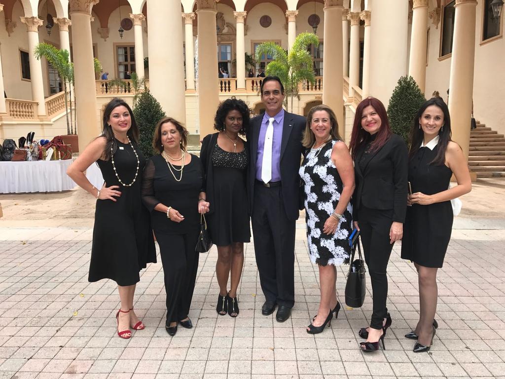 CommuNetworker's tweet photo. Hoy #communitynetworker apoyando a las emprendedoras en este evento #mujereshispanasUSA Somos comunidad!!! https://t.co/hRGKrl3OCQ