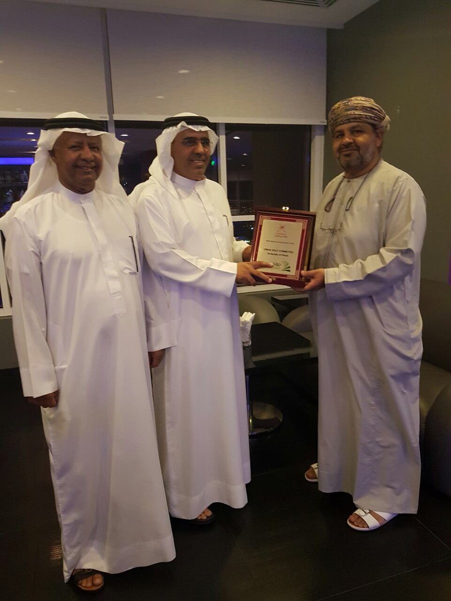Golff_oman's tweet photo. احمد الجهضمي رئيس الوفد العماني المشارك في بطولة الملك حمد للجولف يقدم درع اللجنة العمانية للجولف لرئيس اللجنة المنظمة للبطولة
@aljhdhamy https://t.co/V5HFzhsWI6