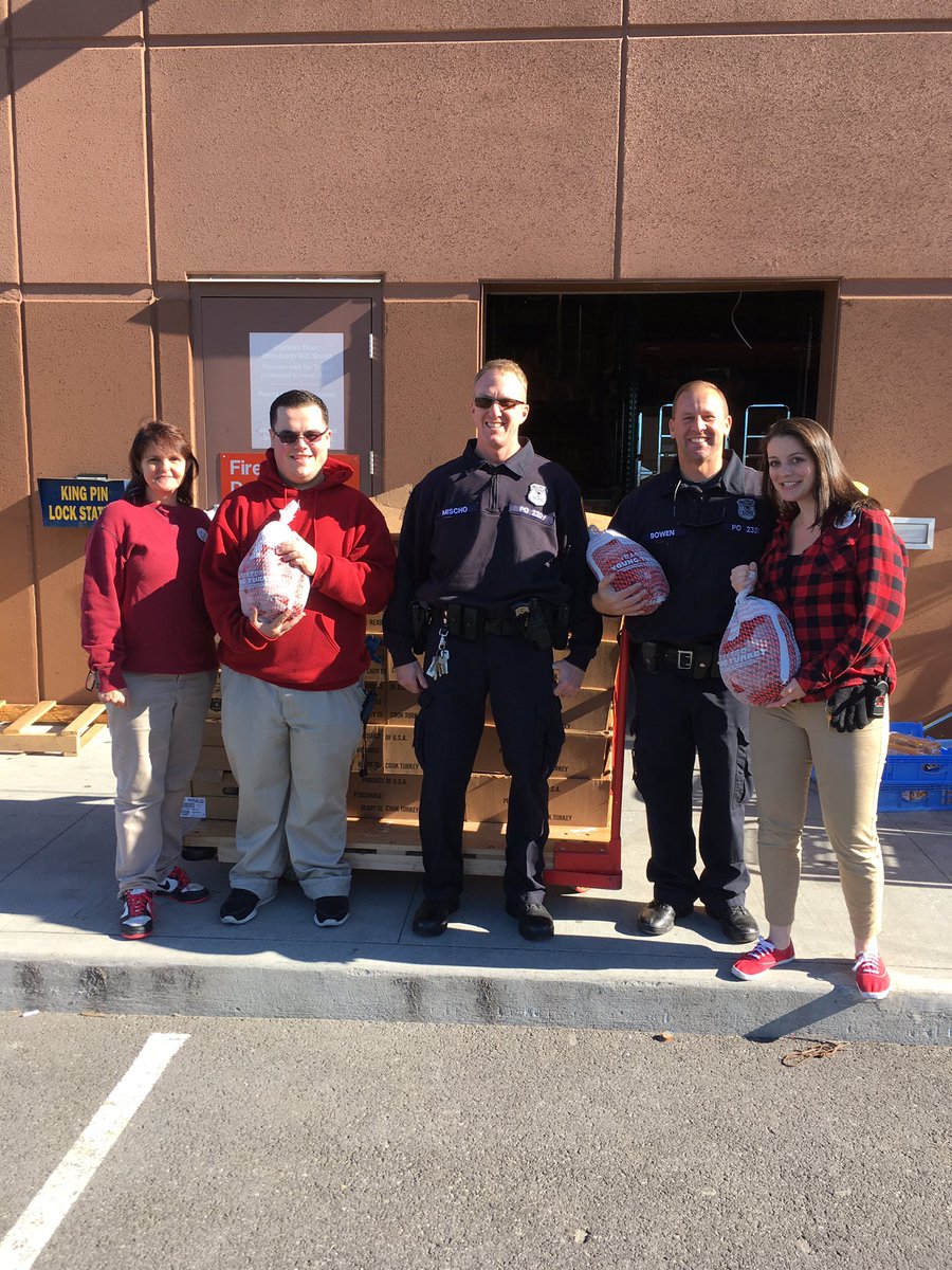 HAdornato's tweet photo. Turkey season is upon us! Love collaborating to help those in need! #thanksgiving #community #T2847 #suffolkpolice 🦃👮🎯 https://t.co/INDD0AYQte