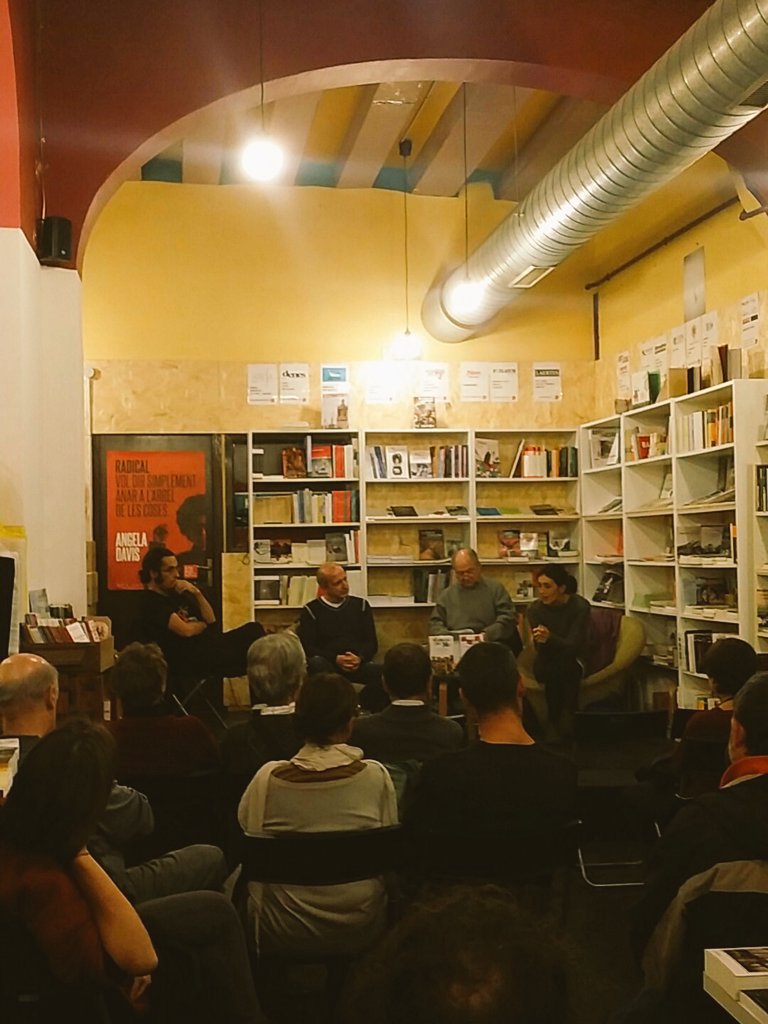 EspaiLlavors's tweet photo. Presentació @DescontrolEd #biografies #combatents #història #anarquisme I cervesa artesana @Capfoguer ofereix cervesa a les assistents https://t.co/jmKXbsxNum
