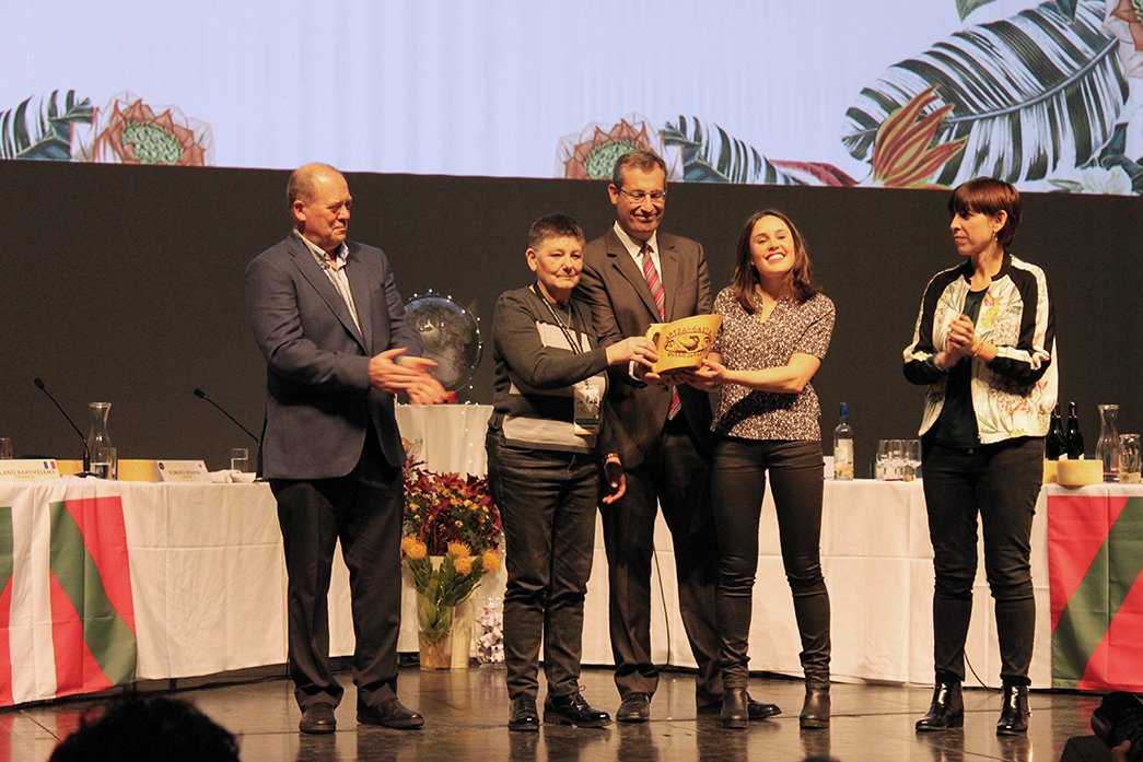 IntCheeseFest's tweet image. #Gazta euskaldunak munduko onenen artean! @artzai_gazta-ko Baztarrika &amp;amp; Santa Mañek Super Gold sariak jaso dituzte!