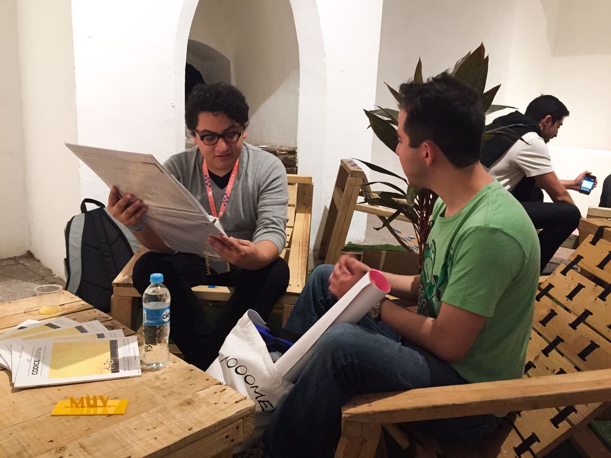 muvmx's tweet image. Compartiendo lo que somos y lo que amamos hacer en #LivingMarket y #FeedbackSession de la mano de Rolando Gonzalez en @CutOutFest.