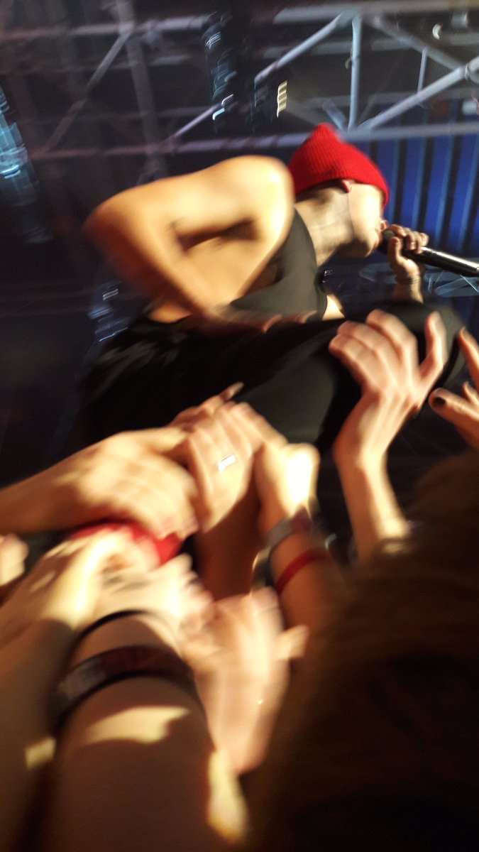 aapocalypso's tweet photo. THEY WERE SO CLOSE !!! BEST DAY OF MY LIFE !!! https://t.co/zl7RvnEvMS